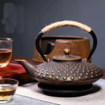 Japanse gietijzeren theepot 900 ml — Bronsgouden reliëfs