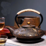 Japanse gietijzeren theepot 900 ml — Gouden plantenmotieven