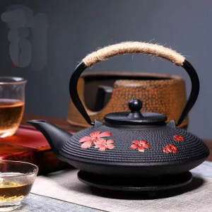 Japanse gietijzeren theepot 900 ml — Roze en rode bloemen