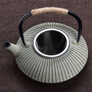 Japanse gietijzeren theepot met parapluireliëf