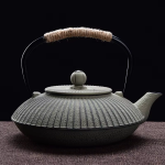 Japanse gietijzeren theepot met parapluireliëf