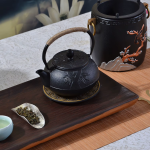 Japanse gietijzeren theepot Tetsubin met theezeef