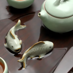 Karper tea pet van geglazuurd aardewerk