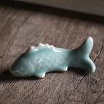 Karper tea pet van geglazuurd aardewerk — Licht blauwgrijs