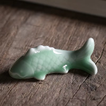 Karper tea pet van geglazuurd aardewerk — Lichtgroen