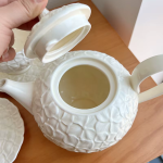Keramieken servies met bloemenreliëf