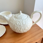 Keramieken servies met bloemenreliëf