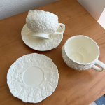 Keramieken servies met bloemenreliëf