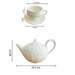 Keramieken servies met bloemenreliëf