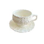 Keramieken servies met bloemenreliëf