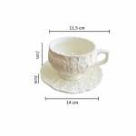 Keramieken servies met bloemenreliëf — Kop met schotel