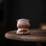Keramieken tea pet voor de theetafel — Zittende kat