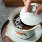 Keramische gaiwan met vier bloem en fruitmotieven