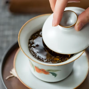 Keramische gaiwan met vier bloem en fruitmotieven