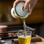 Keramische gaiwan met vier bloem en fruitmotieven