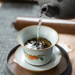 Keramische gaiwan met vier bloem en fruitmotieven