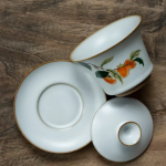 Keramische gaiwan met vier bloem en fruitmotieven