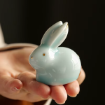Keramische tea pet met konijn in twee houdingen