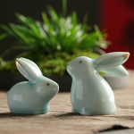 Keramische tea pet met konijn in twee houdingen