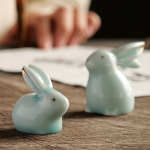 Keramische tea pet met konijn in twee houdingen