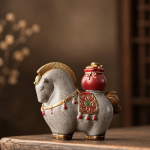 Kleurveranderende tea pet paard van hars — Paard met rood bakje