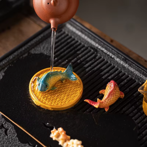 Koi-theefiguur van hars met kleurverandering
