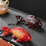 Koi-theefiguur van hars met kleurverandering
