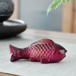 Koi-theefiguur van hars met kleurverandering