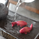 Koi-theefiguur van hars met kleurverandering