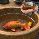 Koi-theefiguur van hars met kleurverandering — Oranje-rood en goud