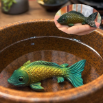 Koi-theefiguur van hars met kleurverandering — Turquoisegroen