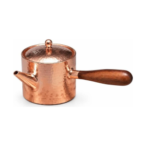 Koperen theepot met houten handvat en hamerslag