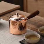 Koperen theepot met houten handvat en hamerslag