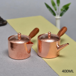 Koperen theepot met houten handvat en hamerslag