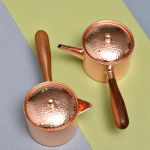 Koperen theepot met houten handvat en hamerslag