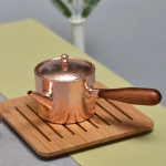 Koperen theepot met houten handvat en hamerslag — Schenkkan met smalle tuit
