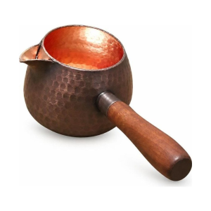 Koperen theepot met lange steel en hamerslag