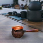 Koperen theepot met lange steel en hamerslag