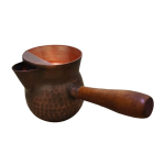 Koperen theepot met lange steel en hamerslag — Hoog uitlopend