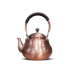 Koperen theepot met vissen en gravure
