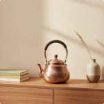 Koperen theepot met vissen en gravure