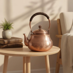 Koperen theepot met vissen en gravure