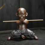 Kungfu-monnik tea pet van paarse klei — 1 beeldje, gehurkt met de handen tegen elkaar, donkergrijs
