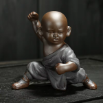 Kungfu-monnik tea pet van paarse klei — 1 beeldje, gehurkt met opgeheven vuist, donkergrijs