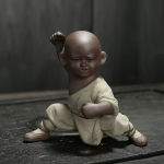 Kungfu-monnik tea pet van paarse klei — 1 beeldje, gehurkt met opgeheven vuist, groenachtig beige