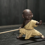 Kungfu-monnik tea pet van paarse klei — 1 beeldje, lage houding met gespreide benen, okergeel