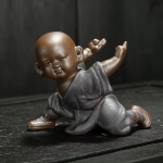 Kungfu-monnik tea pet van paarse klei — 1 beeldje, op de knieën met beide armen omhoog, donkergrijs