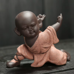Kungfu-monnik tea pet van paarse klei — 1 beeldje, op de knieën met één arm omhoog, zalmroze