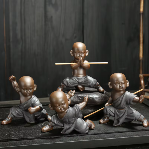 Kungfu-monnik tea pet van paarse klei — Set van 4, donkere gewaden
