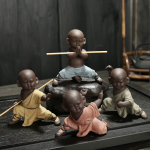 Kungfu-monnik tea pet van paarse klei — Set van 4, verschillende kleuren